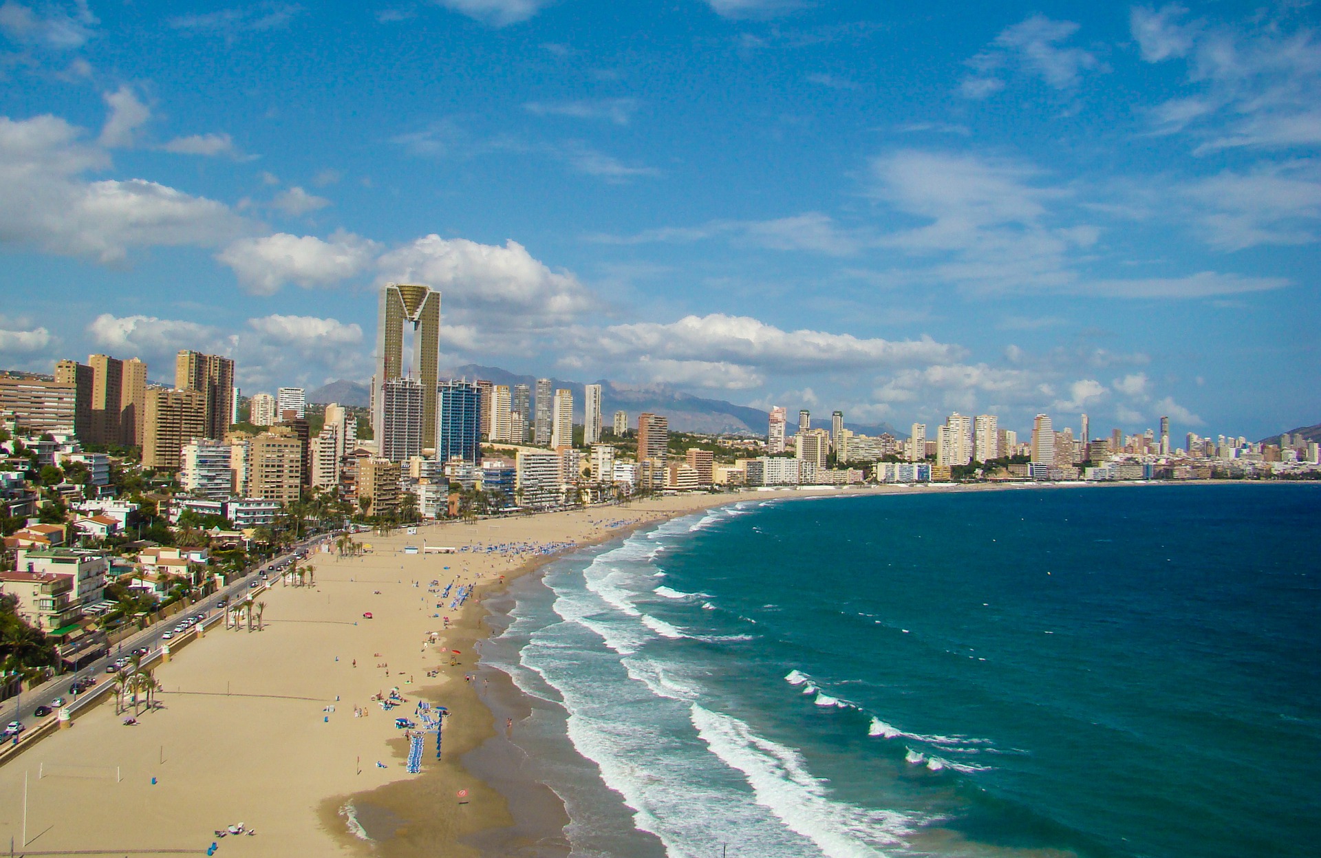 Benidorm compensa con la plantación de más de 1.800 árboles la huella de carbono generada desde 2015 por sus acciones de promoción