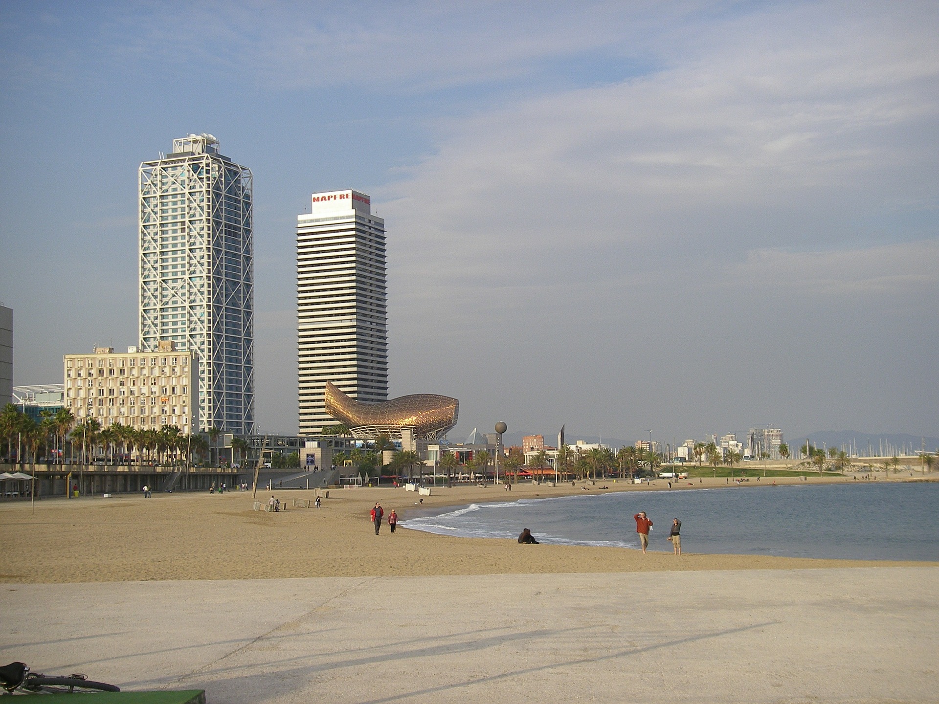 Barcelona usará drones para controlar el acceso a las playas