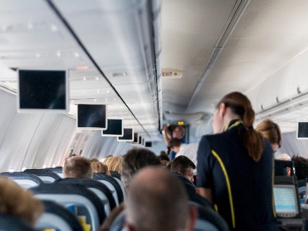 Europa elimina la obligación de llevar mascarilla en los aviones
