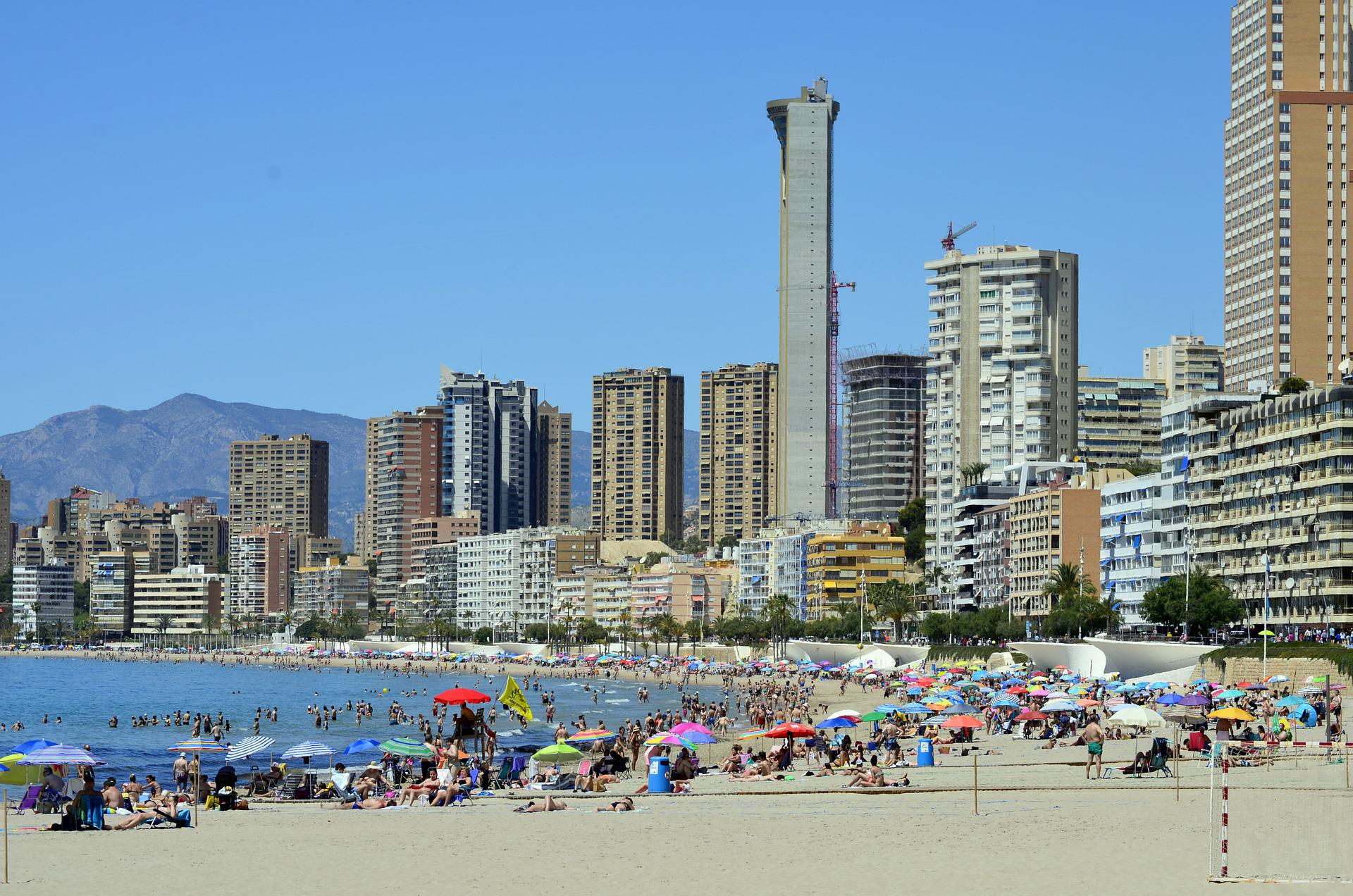 España recupera en abril el 85% de los turistas internacionales y el gasto total roza el nivel prepandemia