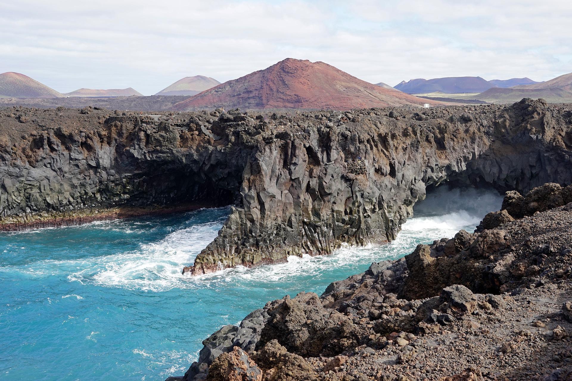 SEGITTUR y Cabildo de Lanzarote firman un acuerdo para promover el modelo Destino Turístico Inteligente en la isla