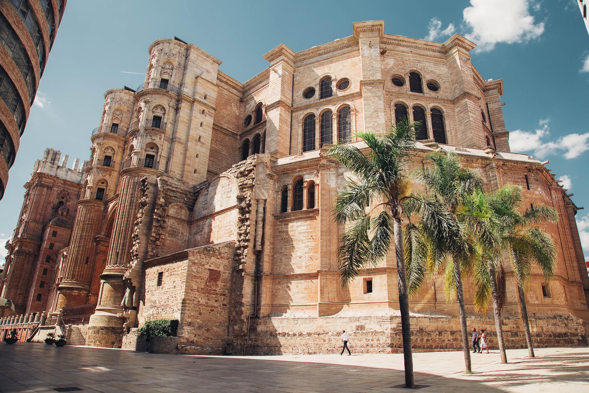 Málaga distribuirá en los alojamientos expositores con información turística digitalizada