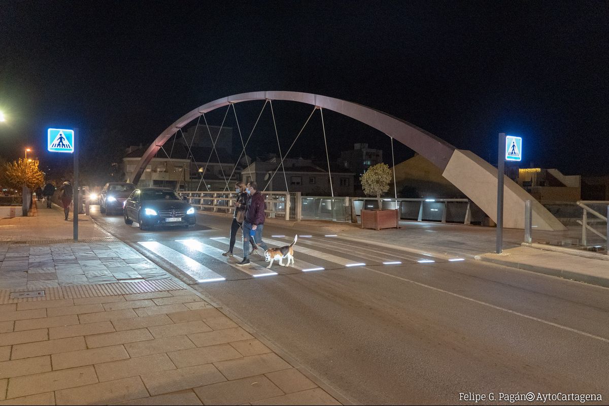 El Ayuntamiento de Cartagena comienza a instalar 17 pasos de peatones inteligentes