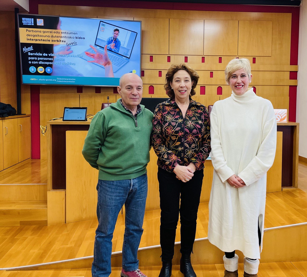El Ayuntamiento de Vitoria-Gasteiz acerca con un nuevo servicio de videointerpretación la atención a las personas sordas