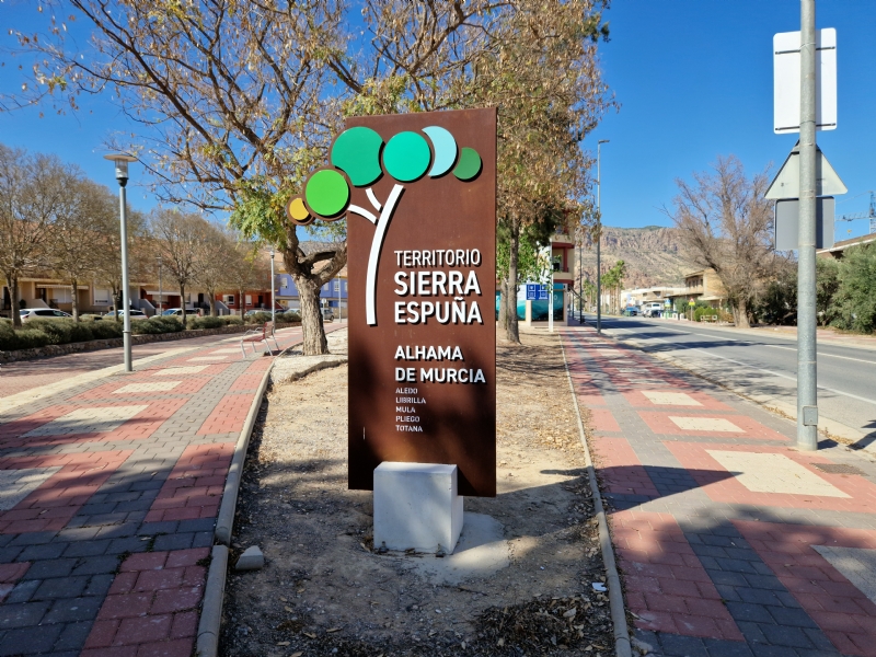Dos tótems ´Territorio Sierra Espuña´ en Alhama de Murcia