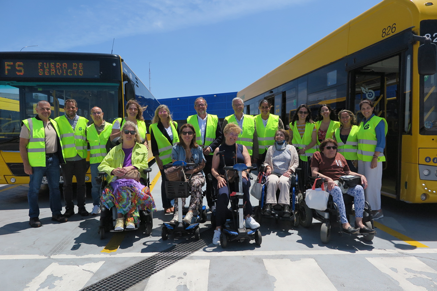 El Ayuntamiento de Las Palmas de Gran Canaria supervisa las pruebas para el acceso a los vehículos de Guaguas Municipales de scooters para personas con discapacidad