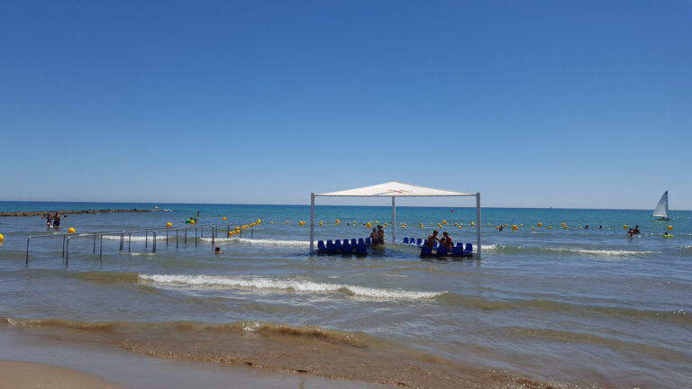 Benicàssim duplica su servicio de baño adaptado en su apuesta por un turismo más amable, accesible e inclusivo