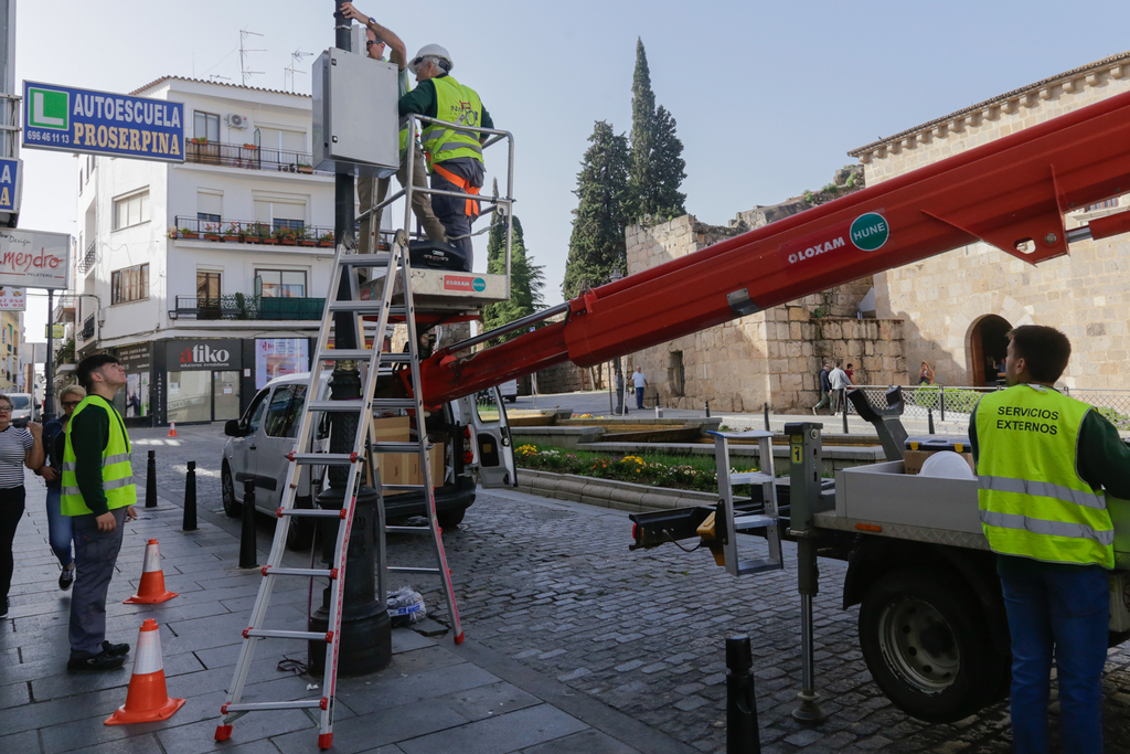 El Ayuntamiento de Mérida comienza la instalación de 34 cámaras de videovigilancia en los entornos monumentales para la protección del patrimonio dentro del proyecto Destino Turístico Inteligente