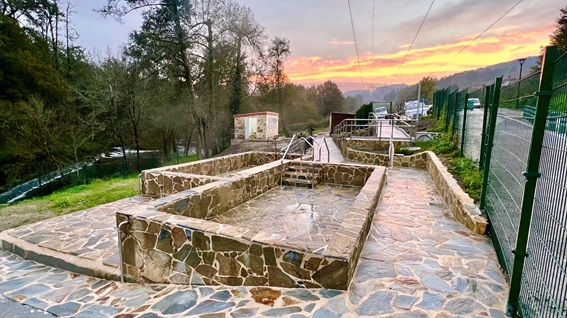 La Diputación de Ourense avanza en la construcción del primer balneario al aire libre totalmente accesible de España, en la zona de O Bañiño, en Punxín