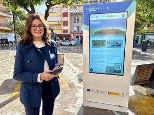 > El Ayuntamiento de Fuengirola instala seis tótems interactivos en distintos puntos de la ciudad para informar de las actividades municipales