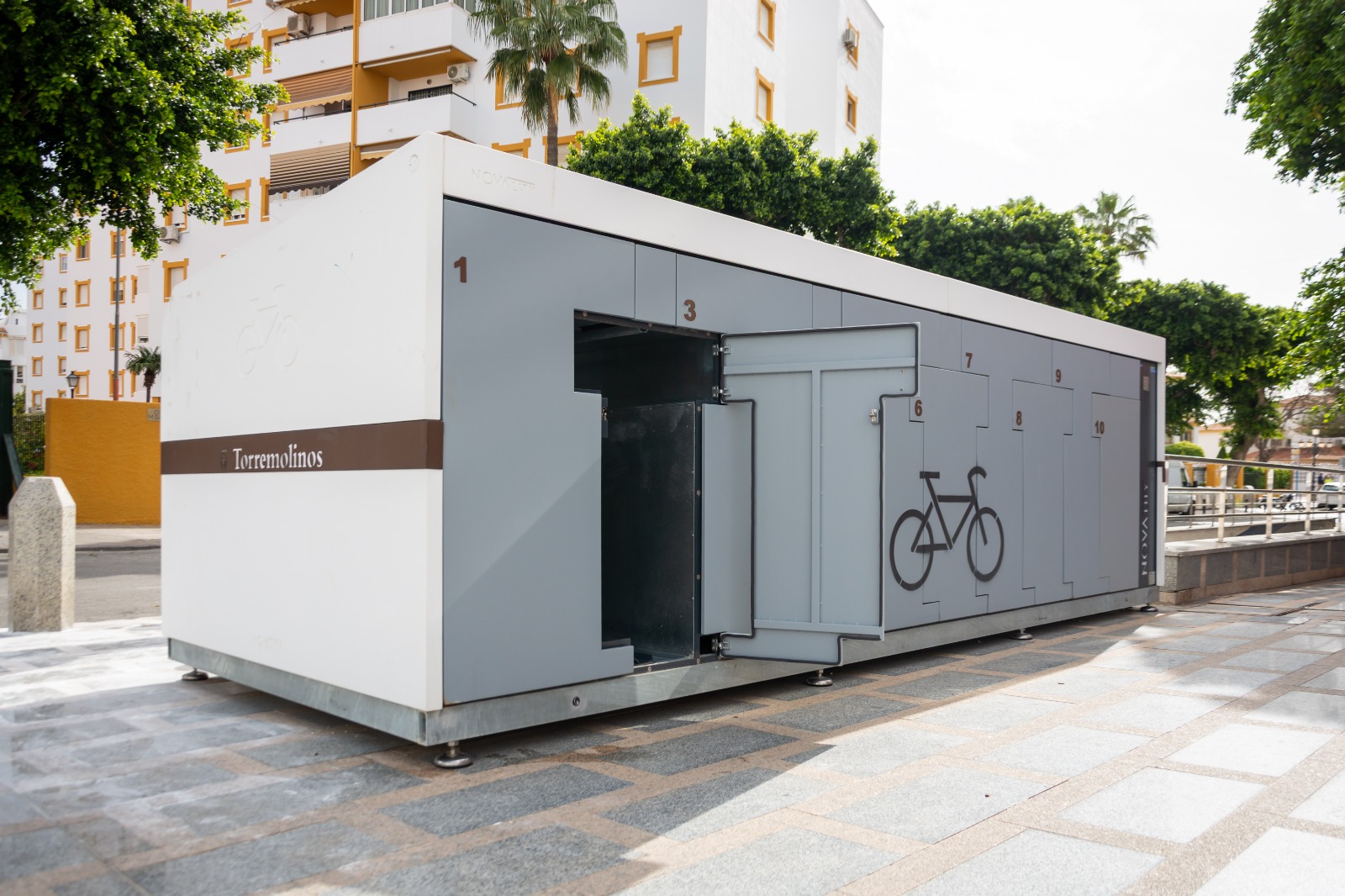 Torremolinos instala dos módulos de aparcamiento de bicicletas y patinetes eléctricos para impulsar la movilidad urbana sostenible