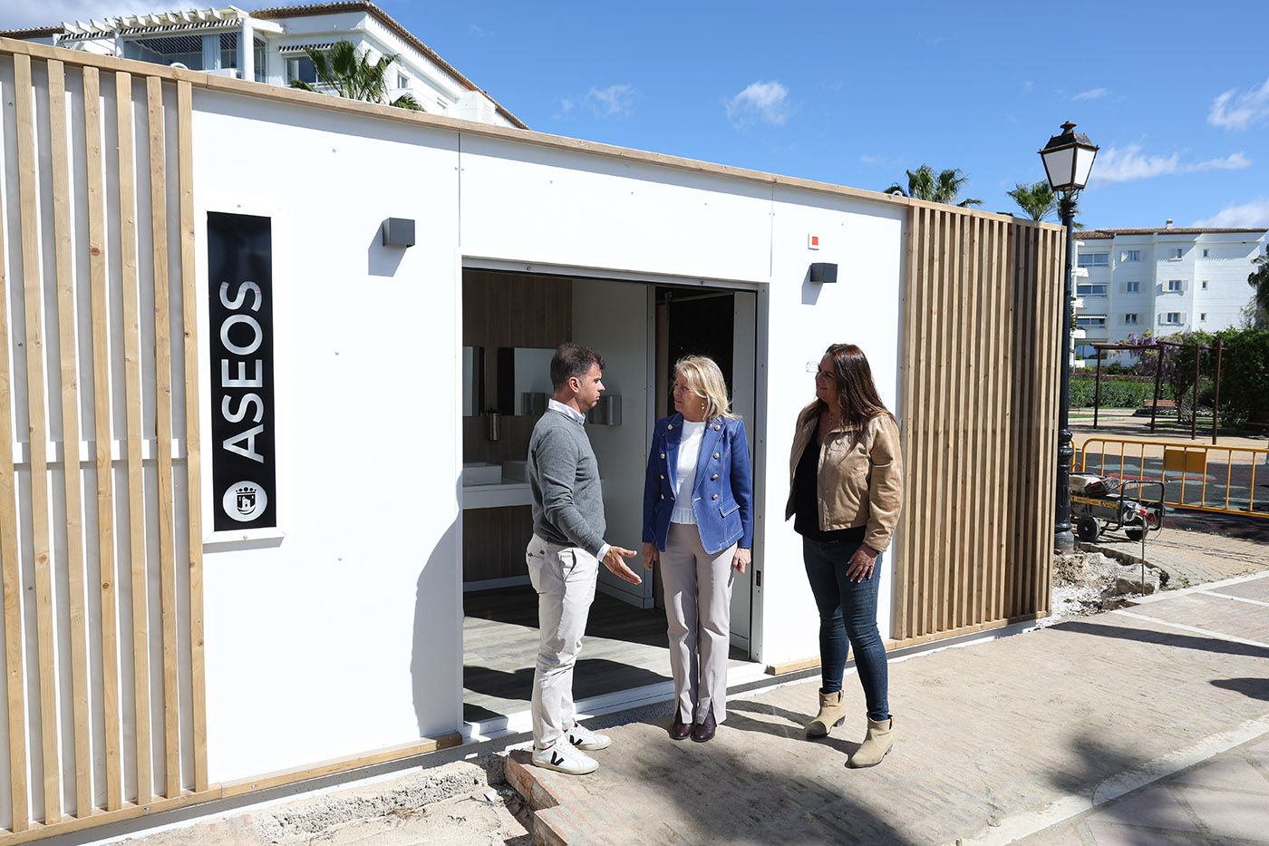 El Ayuntamiento instala 40 nuevos módulos de aseos públicos modernos, funcionales y domotizados en el Paseo Marítimo del municipio antes del verano