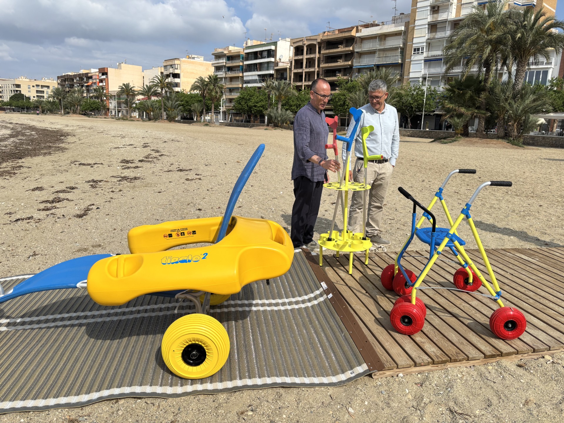 Águilas refuerza su compromiso con el turismo inclusivo con nuevas instalaciones de accesibilidad en sus playas