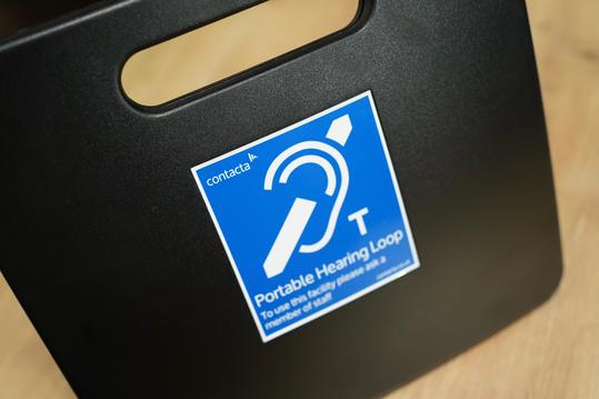 Arona refuerza su compromiso con la accesibilidad instalando bucles magnéticos en sus oficinas de turismo