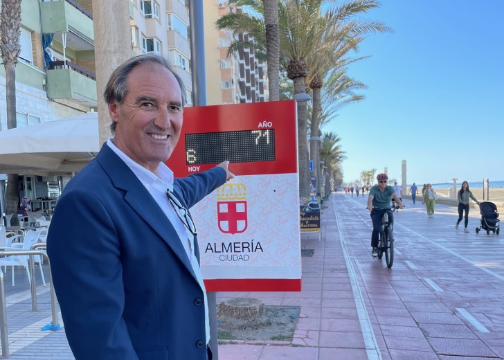 El Área de Ciudad Activa instala un contador de bicicletas en el Paseo Marítimo para analizar los hábitos saludables