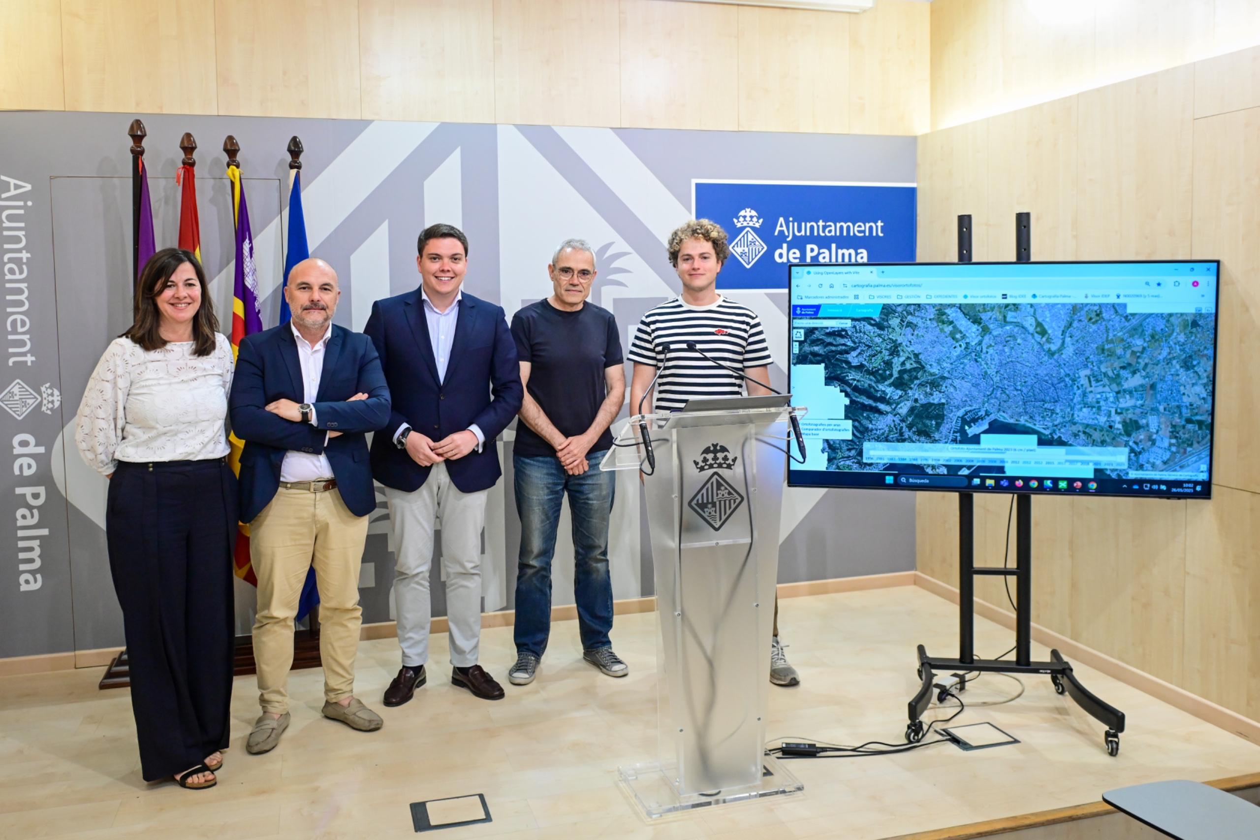 El teniente de alcalde y regidor de Innovació, Llorenç Bauzá de Keizer, presenta el Visor d’Ortofotos, un instrumento digital que permite explorar la evolución territorial y urbanística de Palma mediante imágenes aéreas registradas desde 1956 hasta la actualidad
