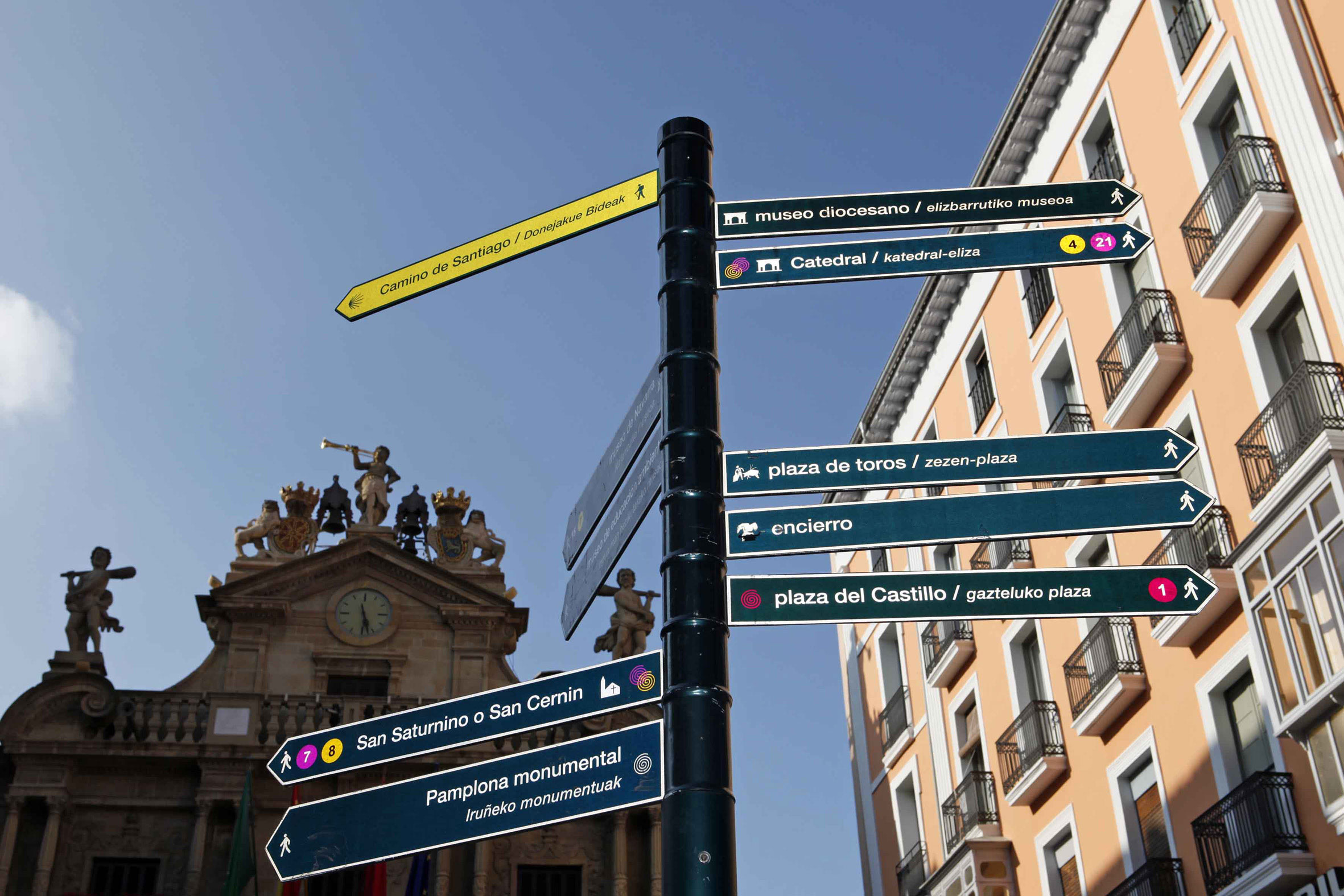 El Ayuntamiento adjudica el contrato para cambiar toda la señalización turística de Pamplona para unificarla, modernizarla y hacerla más accesible y digital