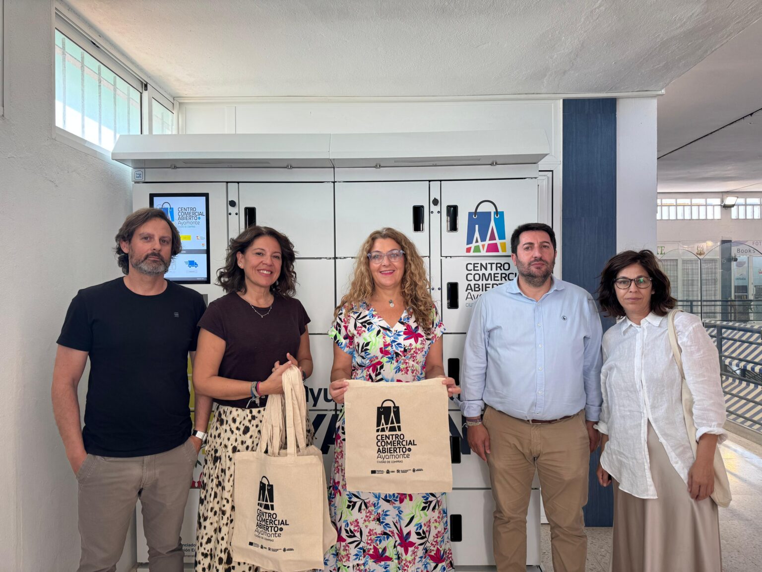 El Ayuntamiento de Ayamonte presenta 18 taquillas refrigeradas inteligentes para fomentar las compras en el Mercado de Abastos