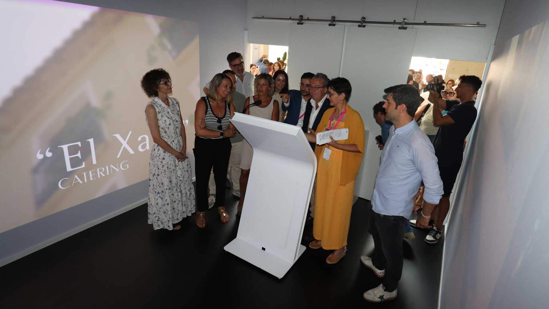 Benidorm acoge el primer espacio inteligente que mide la afluencia de turistas en tiempo real y muestra su oferta con un robot de IA
