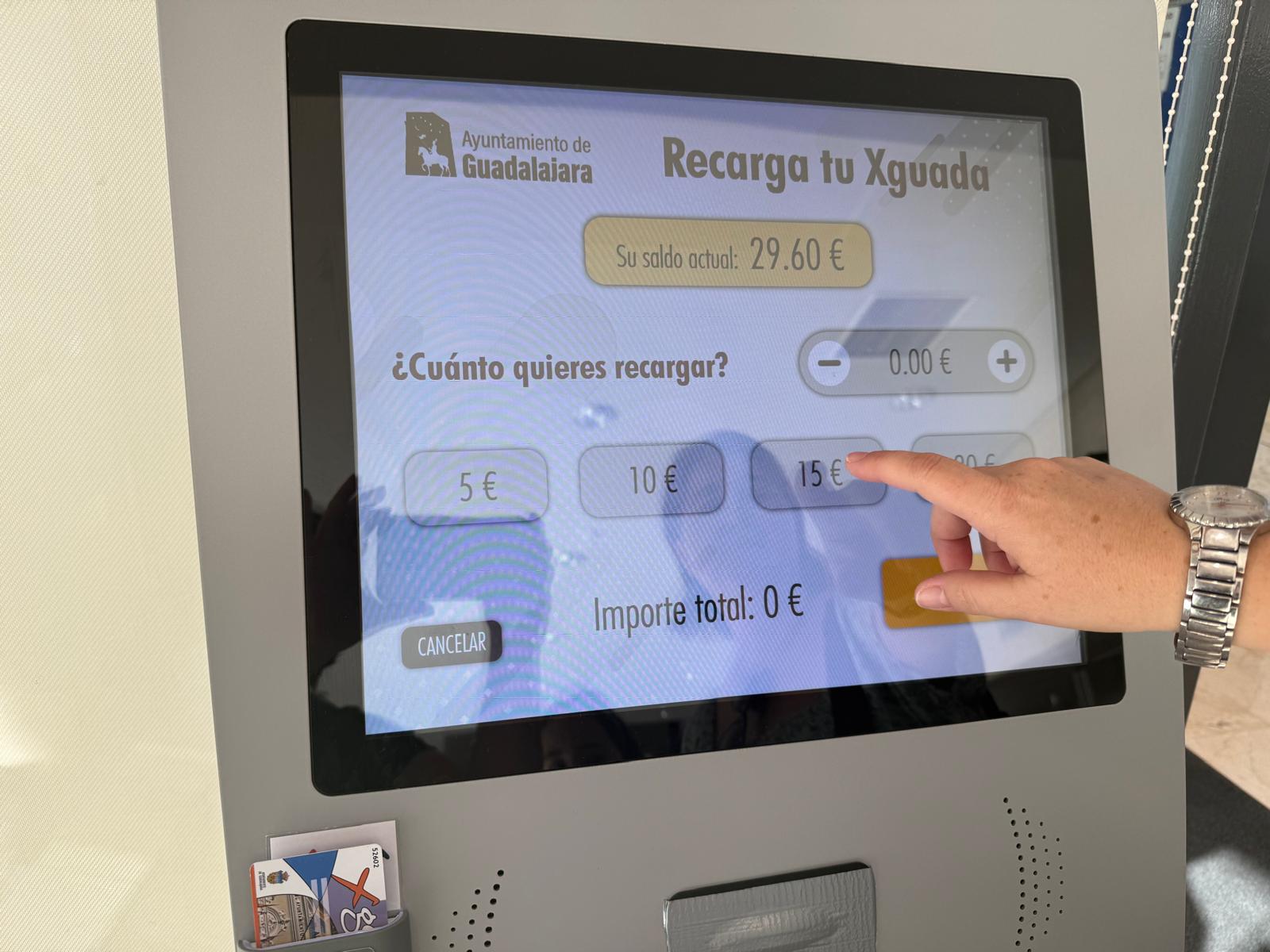 Los quioscos digitales de recarga de tarjetas de autobús están ya en funcionamiento en Guadalajara