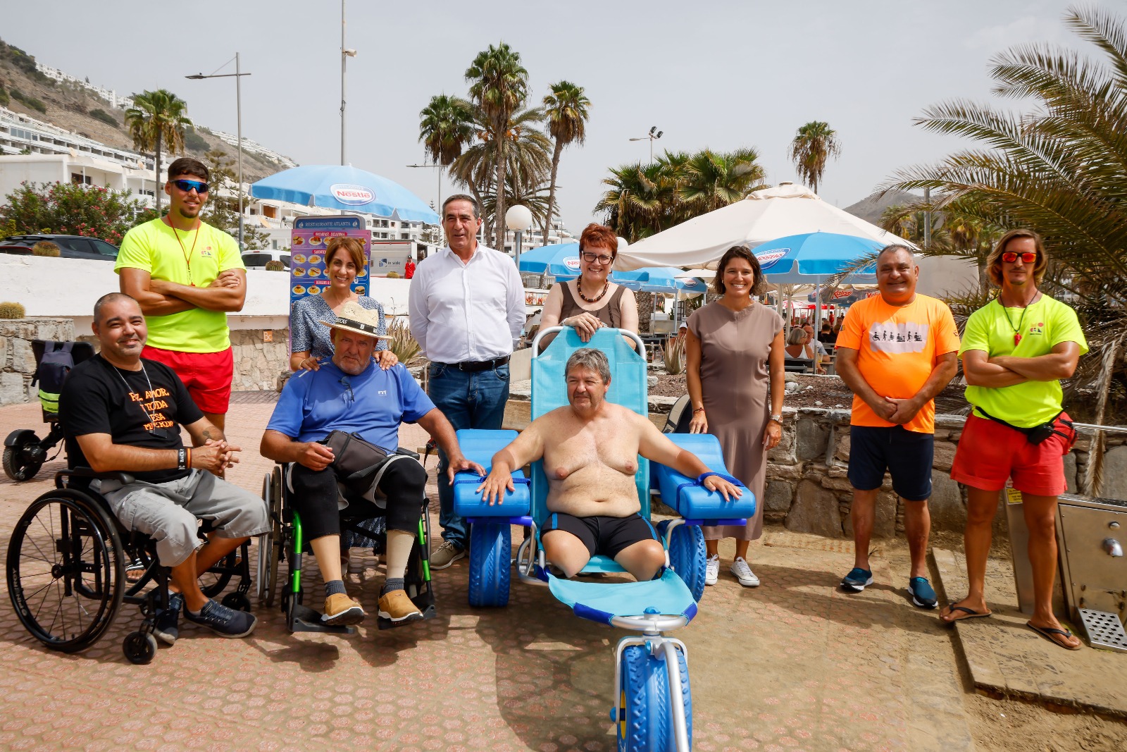 Bienestar Social entrega una silla adaptada para personas con discapacidad al Ayuntamiento de Mogán