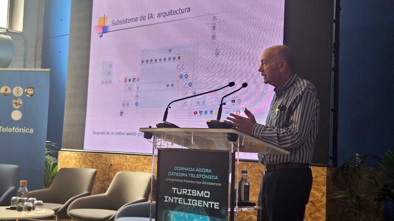 Benidorm presenta el proyecto del ‘chatbot’ asistido por IA para mejorar la comunicación y acceso a servicios de vecinos y turistas