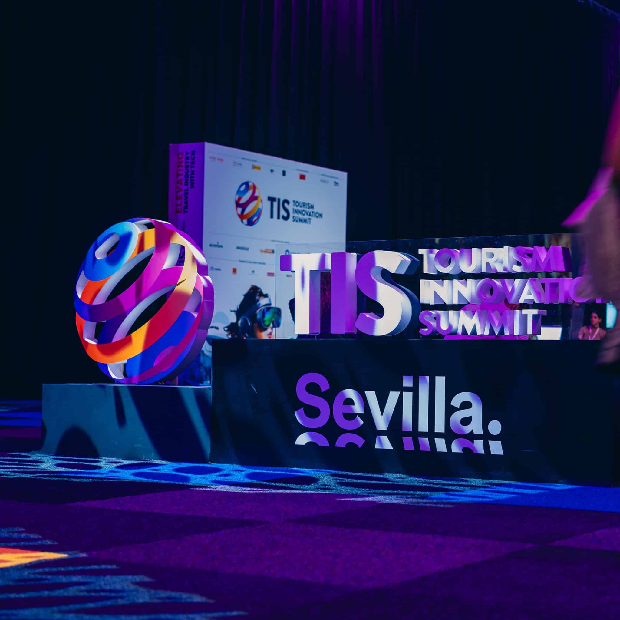 Juanma Moreno clausura TIS2025 y destaca el éxito de su sexta edición ante 8.197 profesionales del turismo