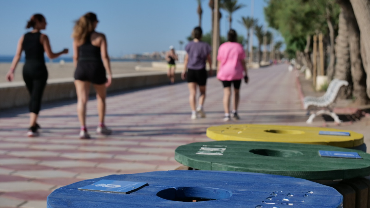 Roquetas de Mar apuesta la sostenibilidad de sus playas con nuevas papeleras de reciclaje y pasarelas