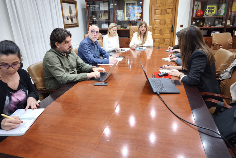 El Ayuntamiento acoge una reunión de trabajo para analizar las líneas de actuación del proyecto Destino Turístico Inteligente (DTI)