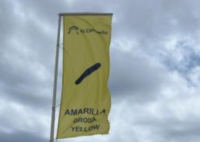 El Campello avanza hacia la inclusividad instalando banderas en sus playas con símbolos que informan a los daltónicos del estado del mar
