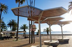 Tres nuevas pérgolas crean zonas de sombra junto a la Playa Barnuevo