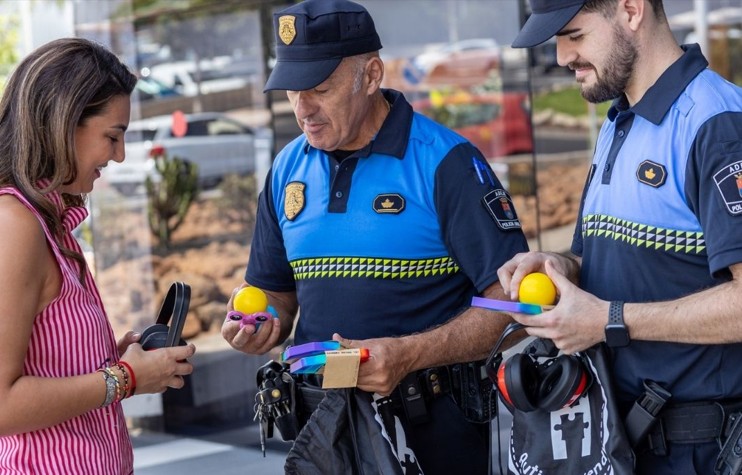 Entrega de kits sensoriales en Adeje