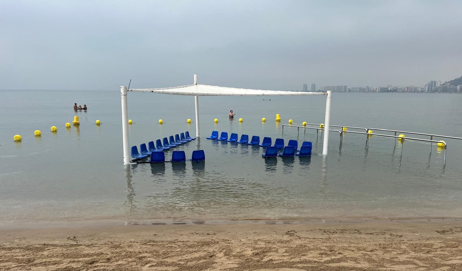 Instalación de baño accesible en playa de la Comunitat Valenciana