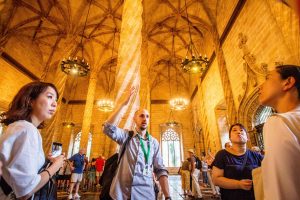 La Generalitat y el Ayuntamiento de València refuerzan la colaboración contra el intrusismo en la actividad de los guías oficiales de turismo