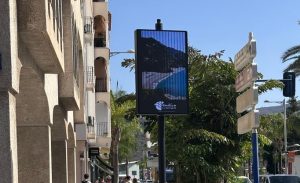 Almuñécar y La Herradura incorporan cuatro pantallas inteligentes para mejorar la información turística y ciudadana