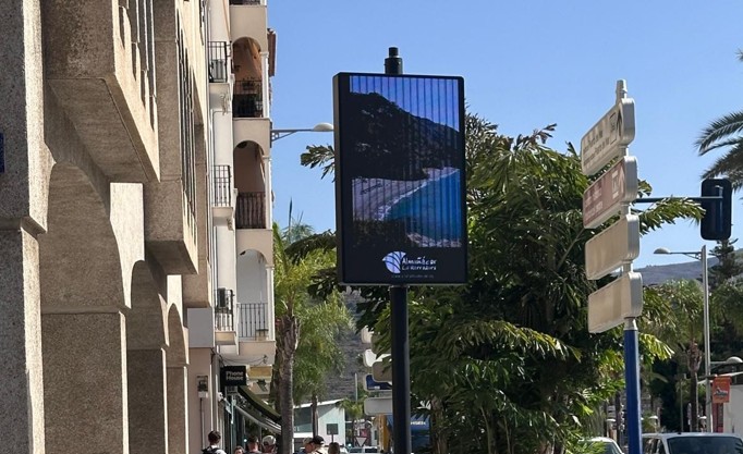 Almuñécar y La Herradura incorporan cuatro pantallas inteligentes para mejorar la información turística y ciudadana