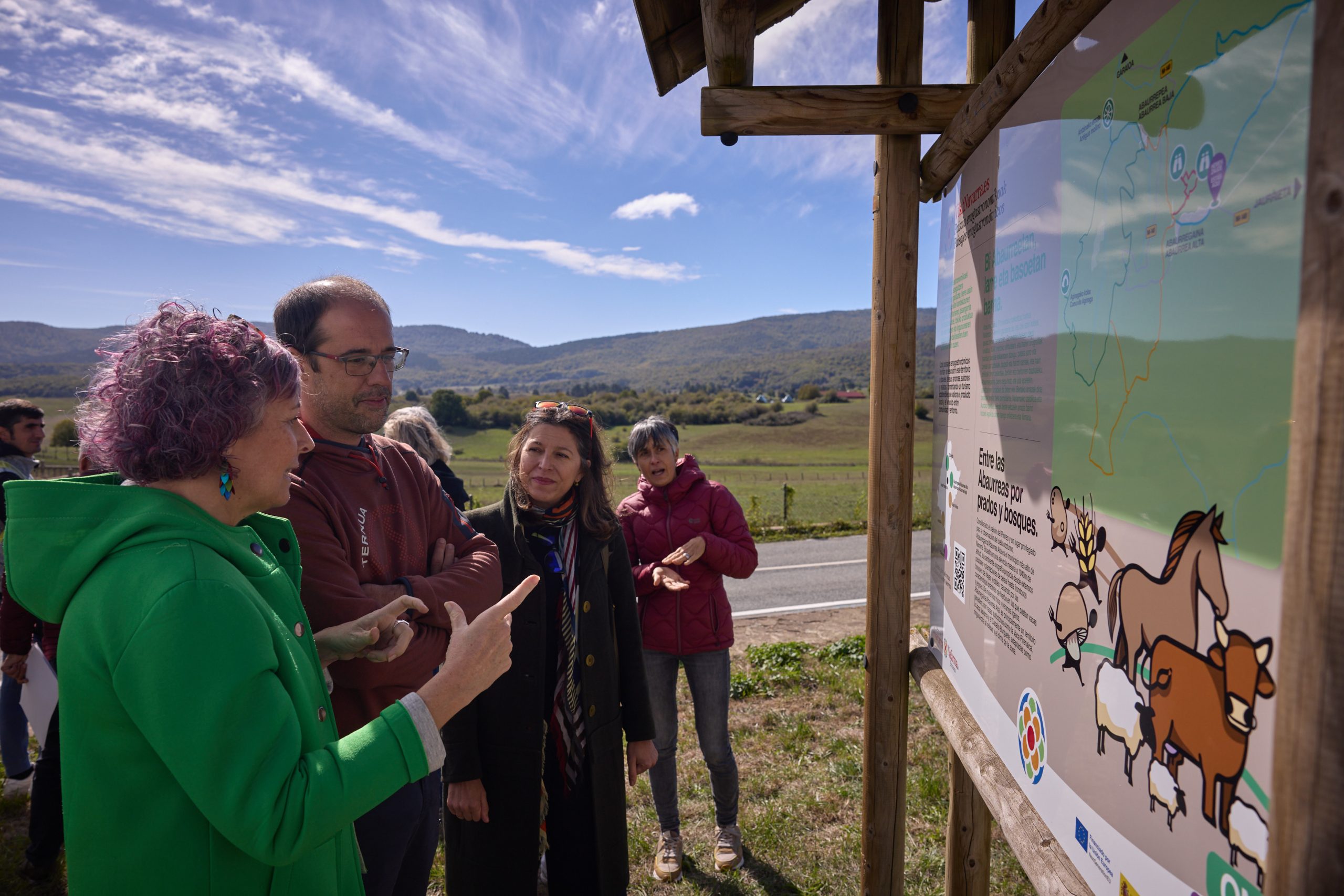 La consejera Esnaola con el alcalde de Abaurrea Alta, Patxi Encaje, y Ana Rivas